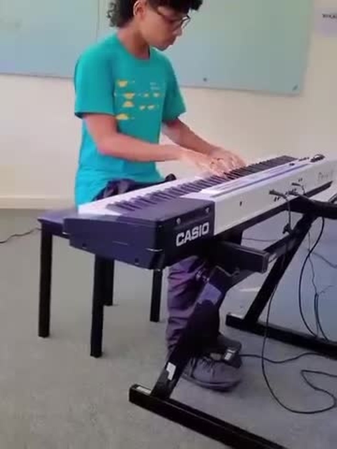Rasec Rosa estudando piano